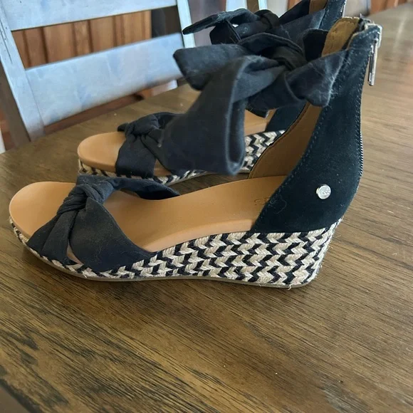 UGG Black Knotted Bow Wedges - Picture 2 of 6